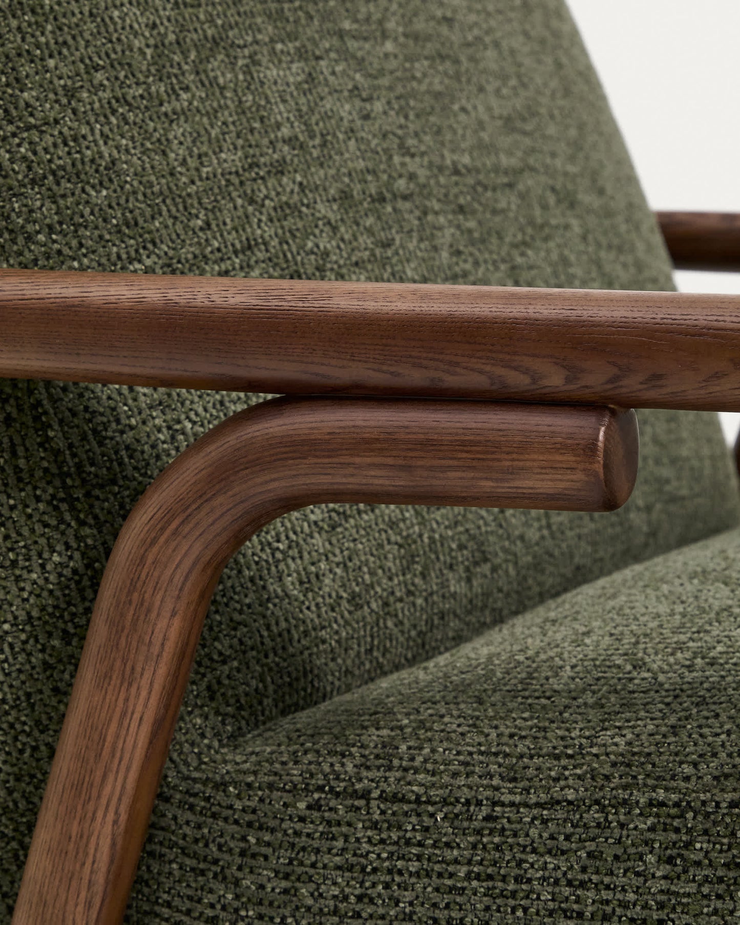 Poltrona Sylo in ciniglia verde scuro e legno massiccio di frassino con finitura color noce