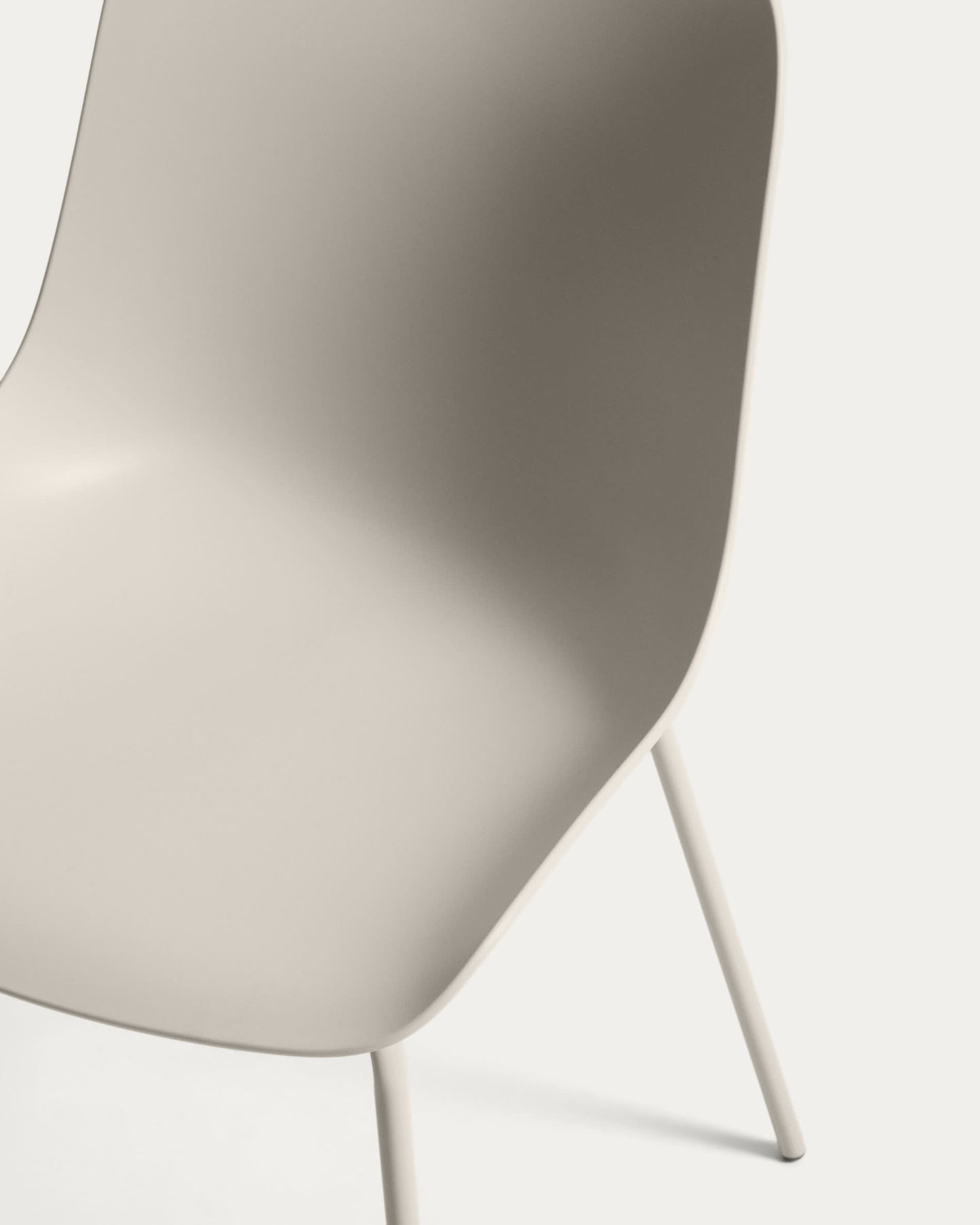 Sedia Altea beige e gambe in acciaio con finitura beige