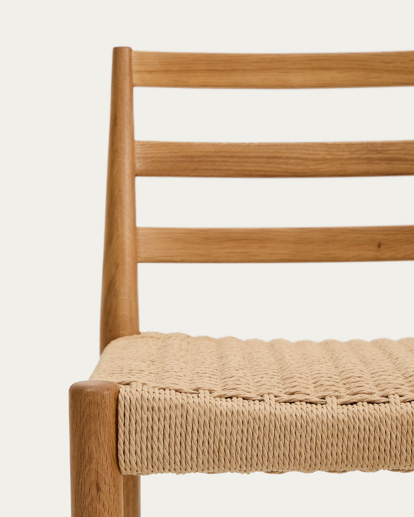Sgabello Analy schienale legno massello di rovere finitura tono naturale e seduta corda 65 cm