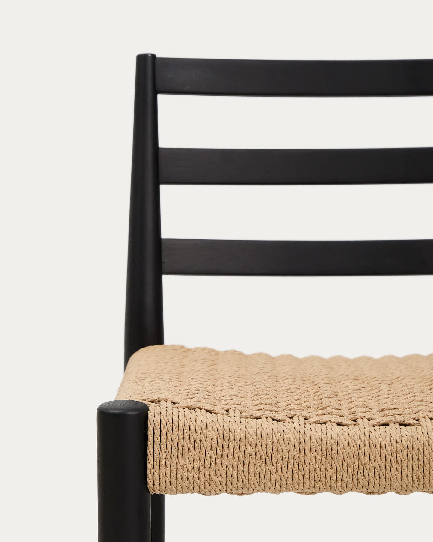 Sgabello Analy con schienale in legno massello di rovere con finitura in nero e seduta in corda da 65 cm