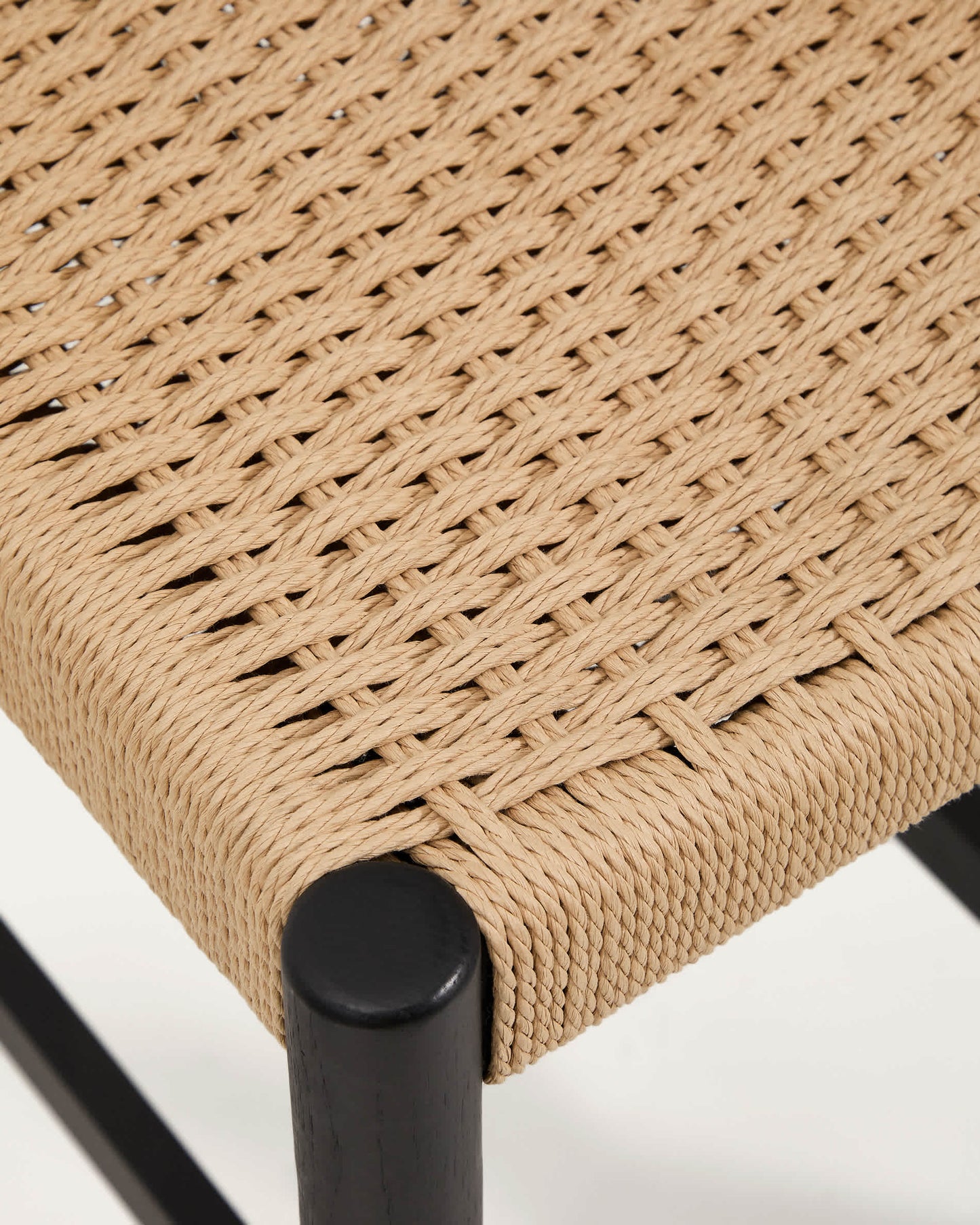Sgabello Analy con schienale in legno massello di rovere con finitura in nero e seduta in corda da 65 cm