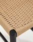 Sgabello Analy con schienale in legno massello di rovere con finitura in nero e seduta in corda da 65 cm