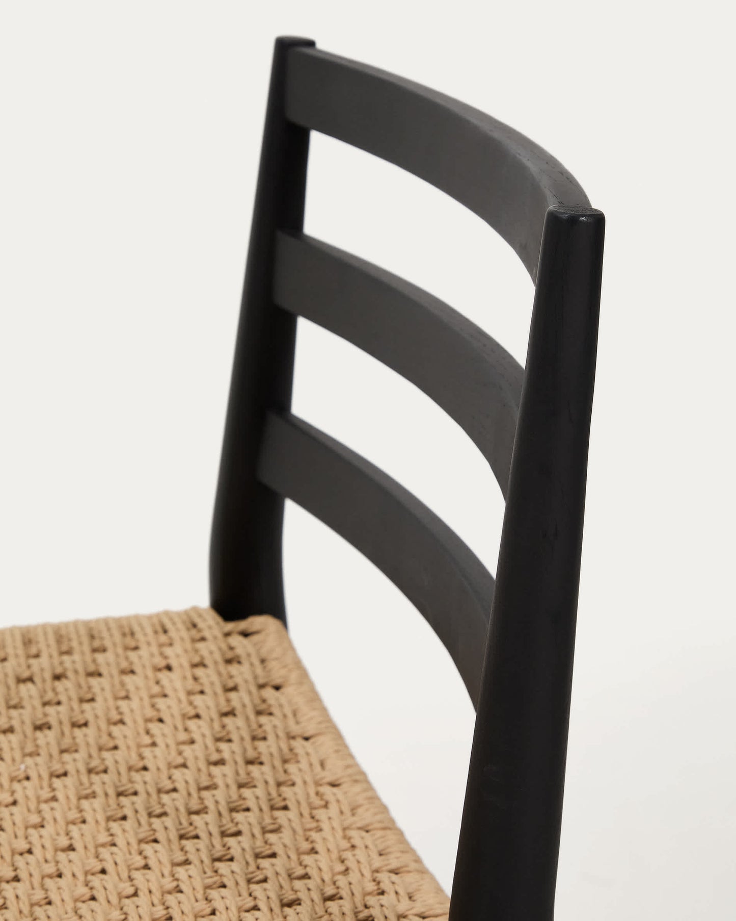 Sgabello Analy con schienale in legno massello di rovere con finitura in nero e seduta in corda da 65 cm