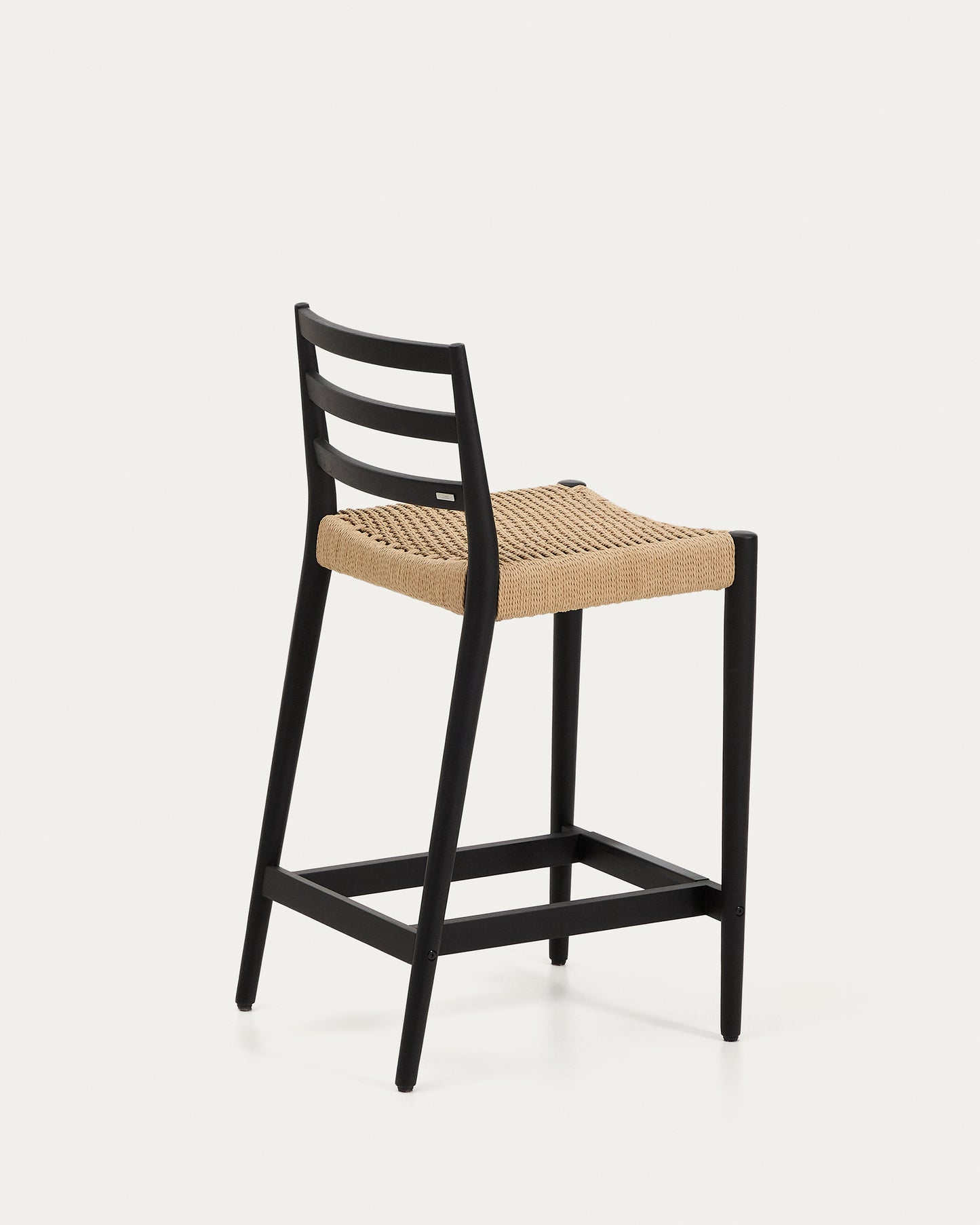 Sgabello Analy con schienale in legno massello di rovere con finitura in nero e seduta in corda da 65 cm