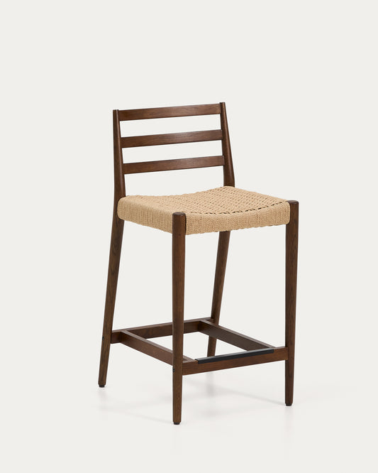 Sgabello Analy con schienale in legno massello di rovere con finitura noce e seduta in corda, 65 cm