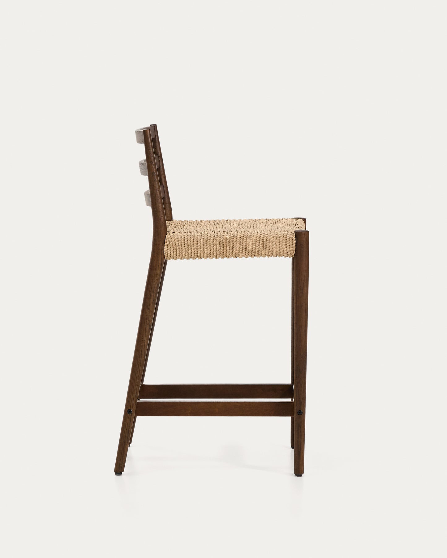 Sgabello Analy con schienale in legno massello di rovere con finitura noce e seduta in corda, 65 cm