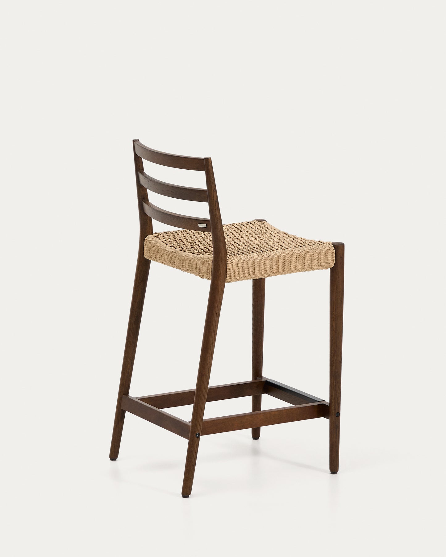 Sgabello Analy con schienale in legno massello di rovere con finitura noce e seduta in corda, 65 cm