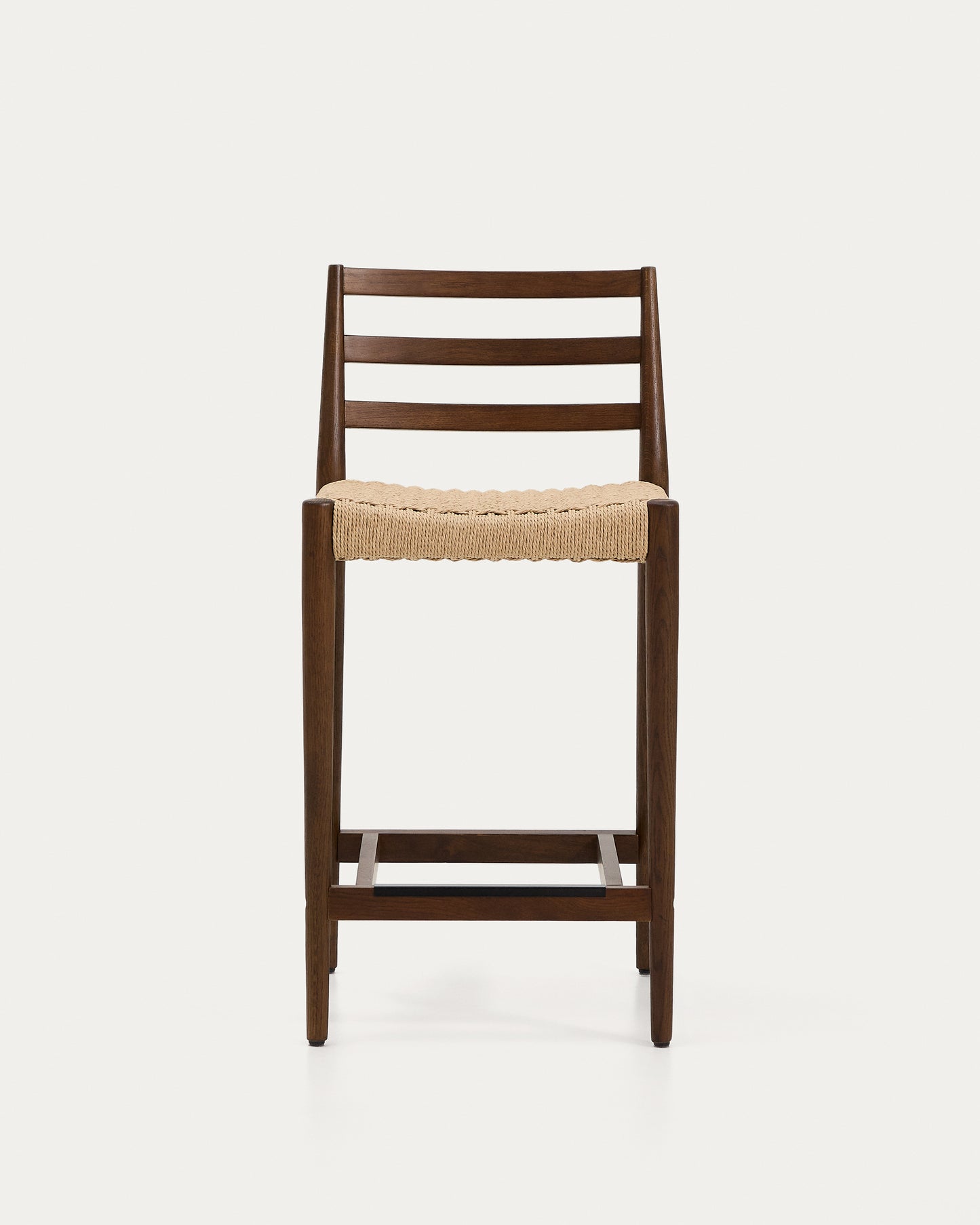 Sgabello Analy con schienale in legno massello di rovere con finitura noce e seduta in corda, 65 cm