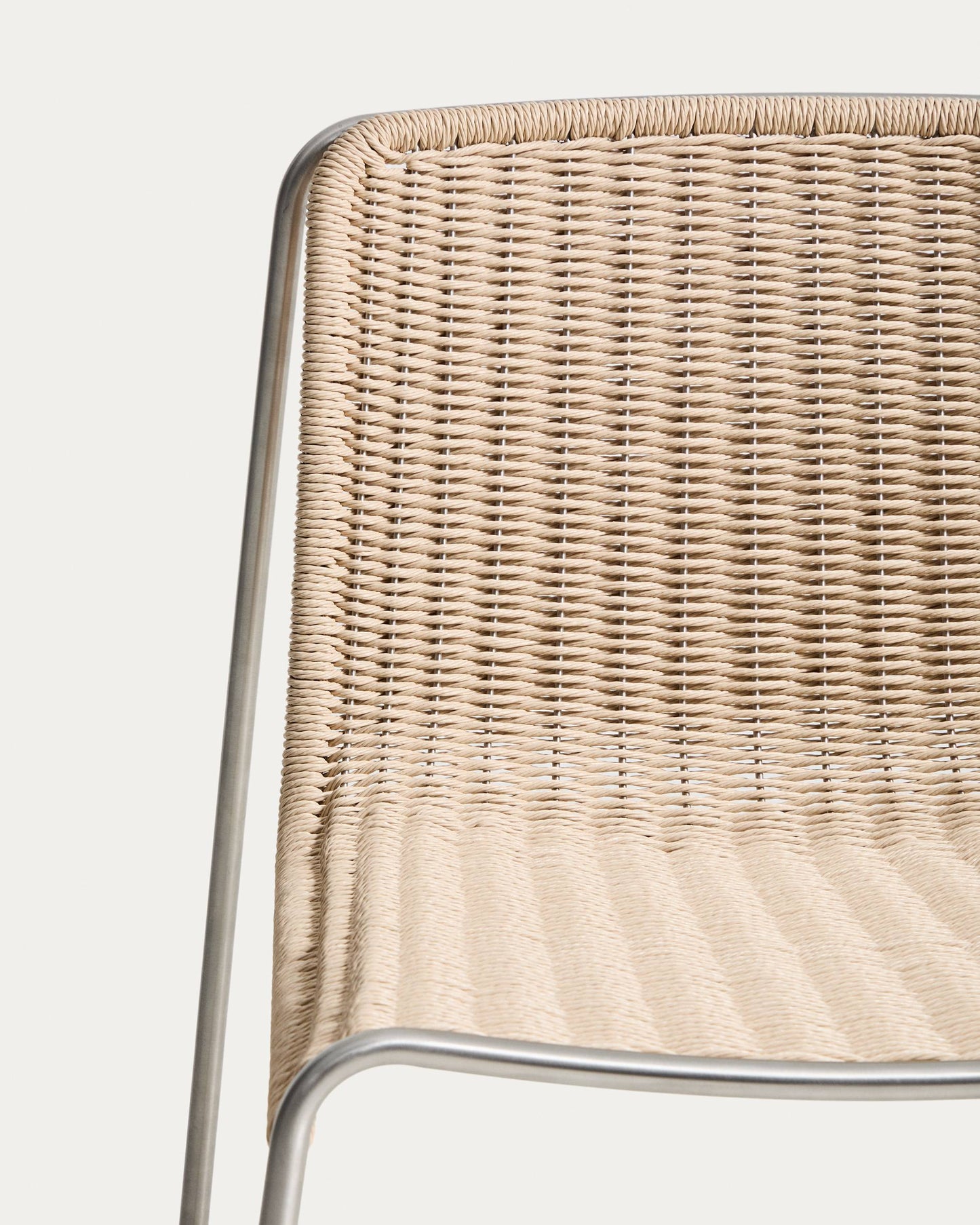 Sedia impilabile Tavari in corda sintetica beige e acciaio inox spazzolato