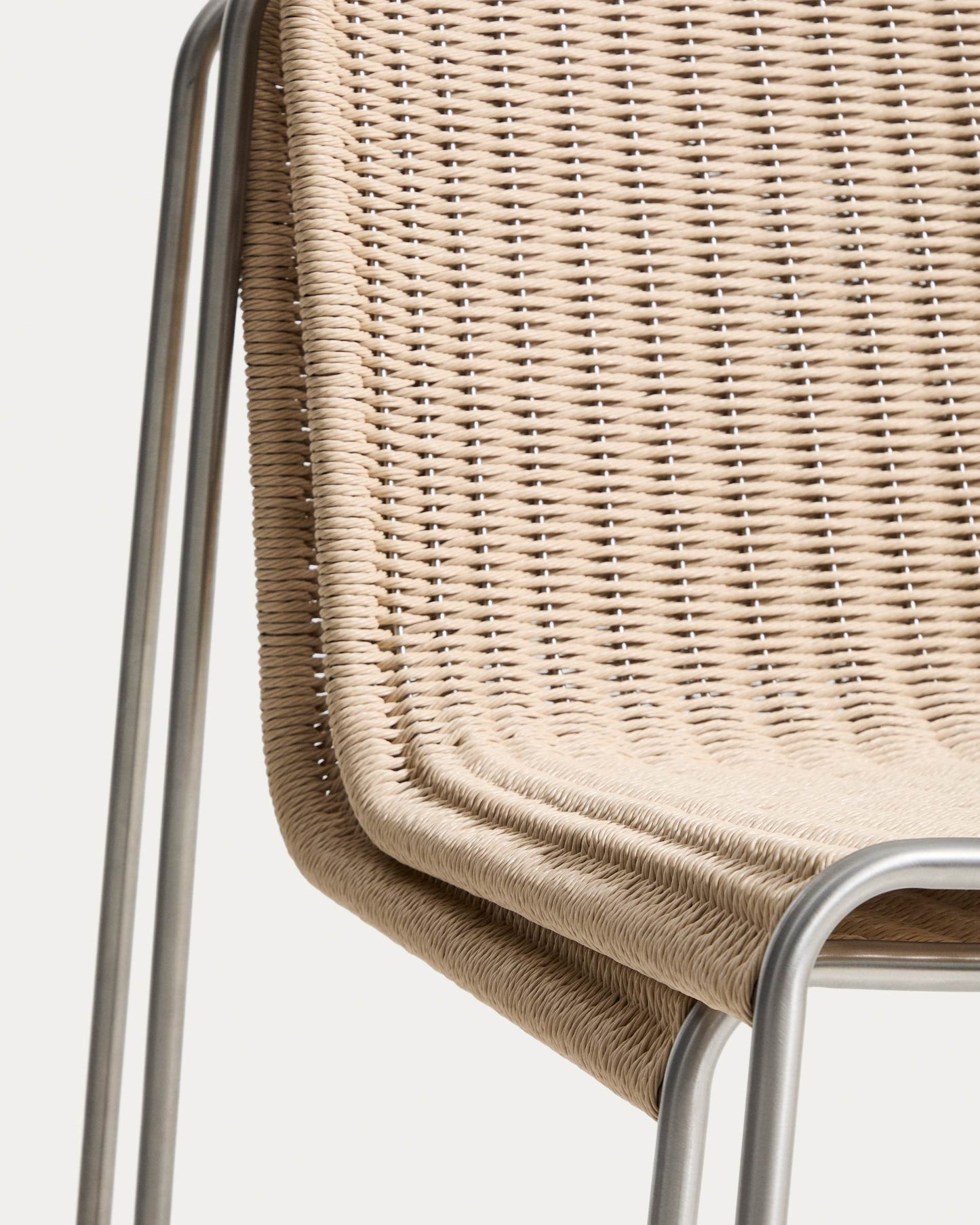 Sedia impilabile Tavari in corda sintetica beige e acciaio inox spazzolato