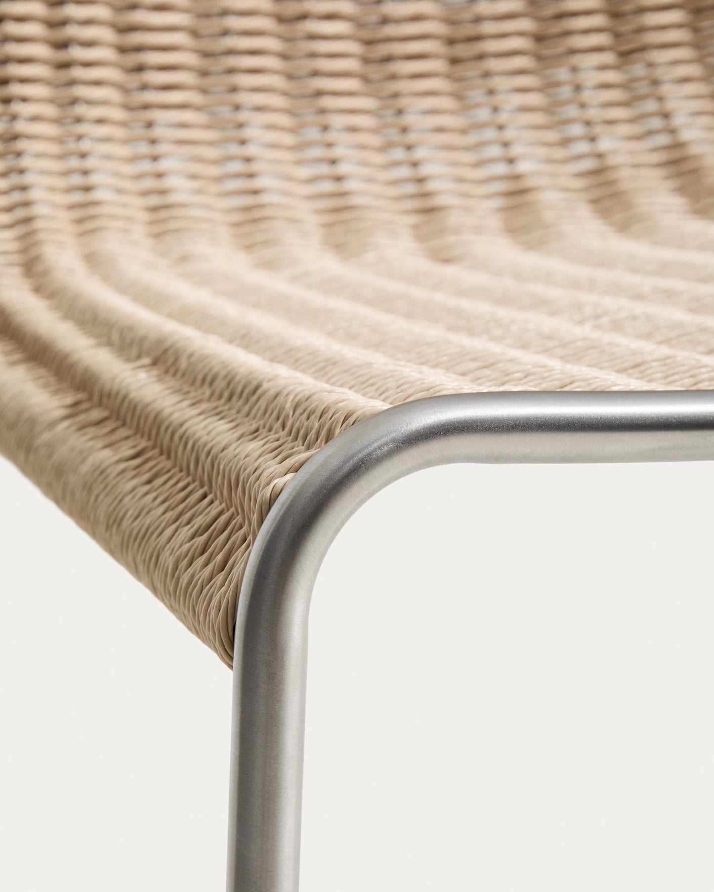 Sedia impilabile Tavari in corda sintetica beige e acciaio inox spazzolato