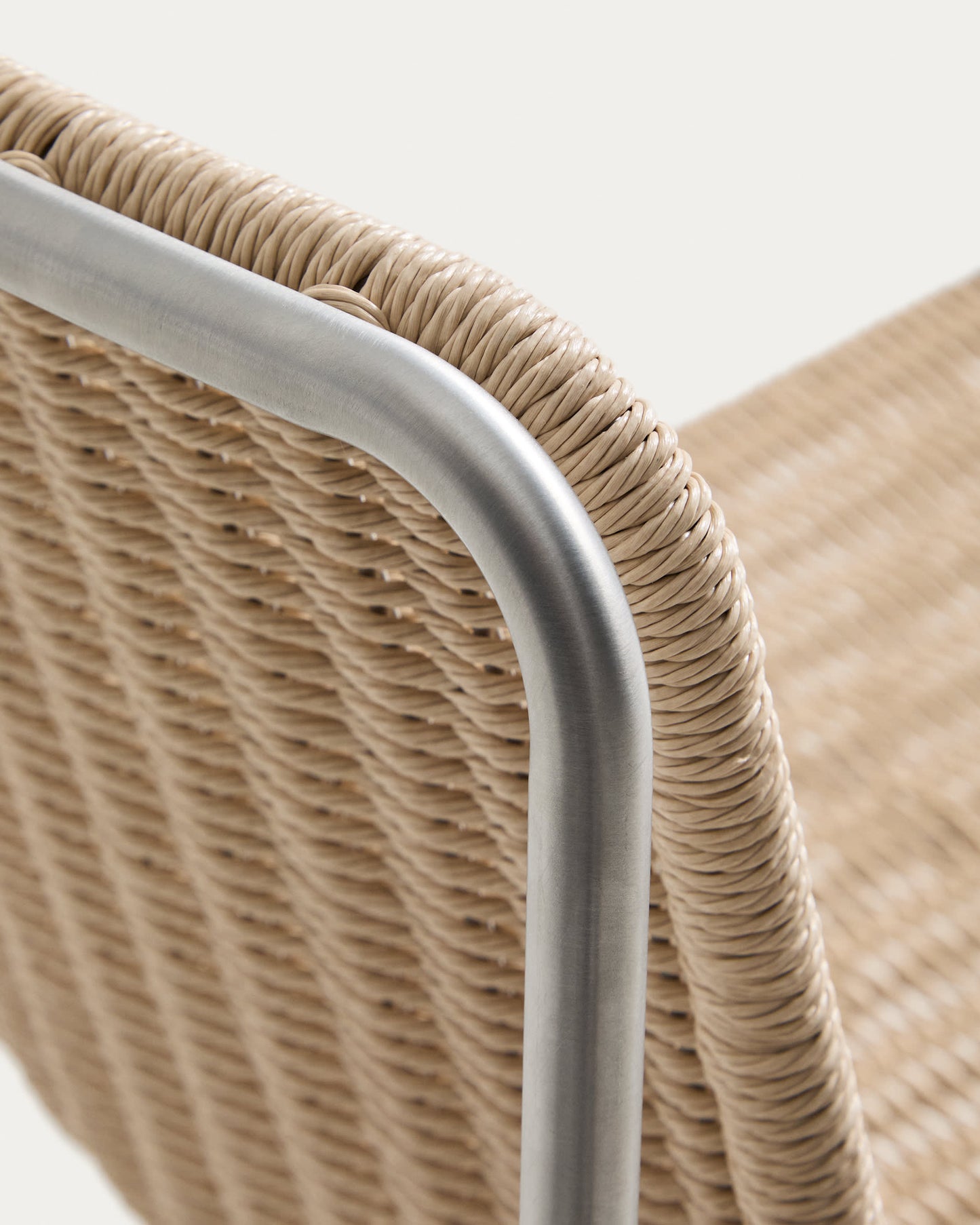 Sedia impilabile Tavari in corda sintetica beige e acciaio inox spazzolato