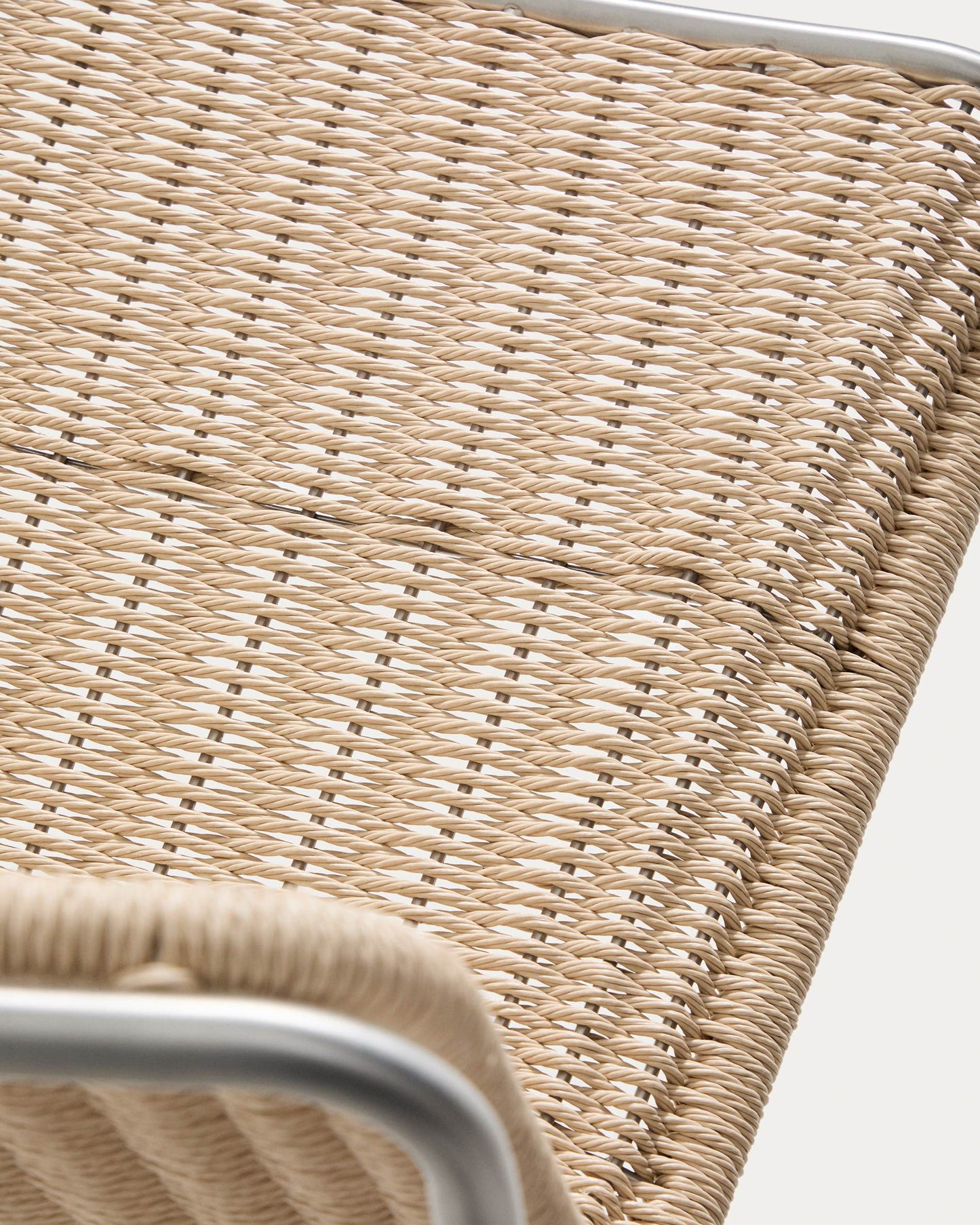 Sedia impilabile Tavari in corda sintetica beige e acciaio inox spazzolato