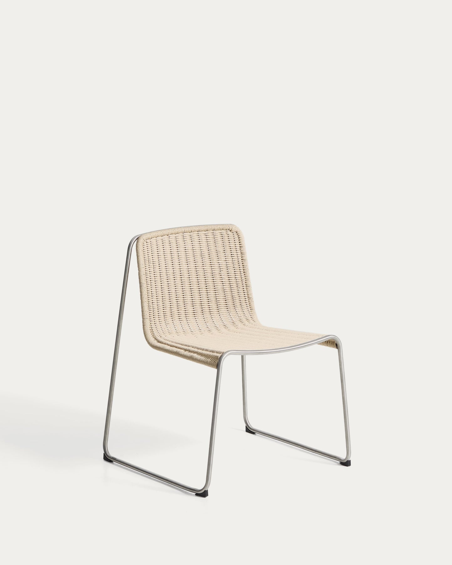 Sedia impilabile Tavari in corda sintetica beige e acciaio inox spazzolato