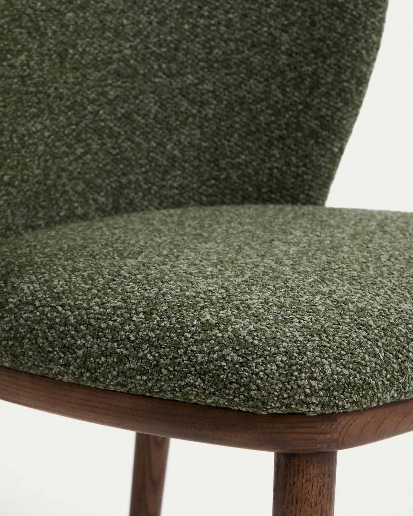 Sedia Ciselia in ciniglia spessa verde scuro e gambe in legno massiccio di frassino con finitura noce