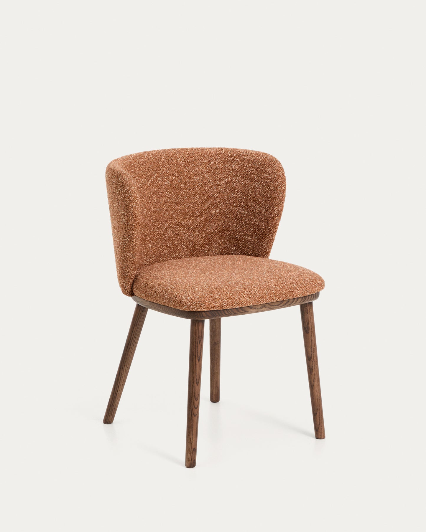 Sedia Ciselia in ciniglia spessa terracotta e gambe in legno massiccio di frassino con finitura noce
