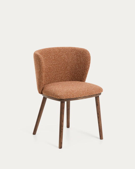 Sedia Ciselia in ciniglia spessa terracotta e gambe in legno massiccio di frassino con finitura noce