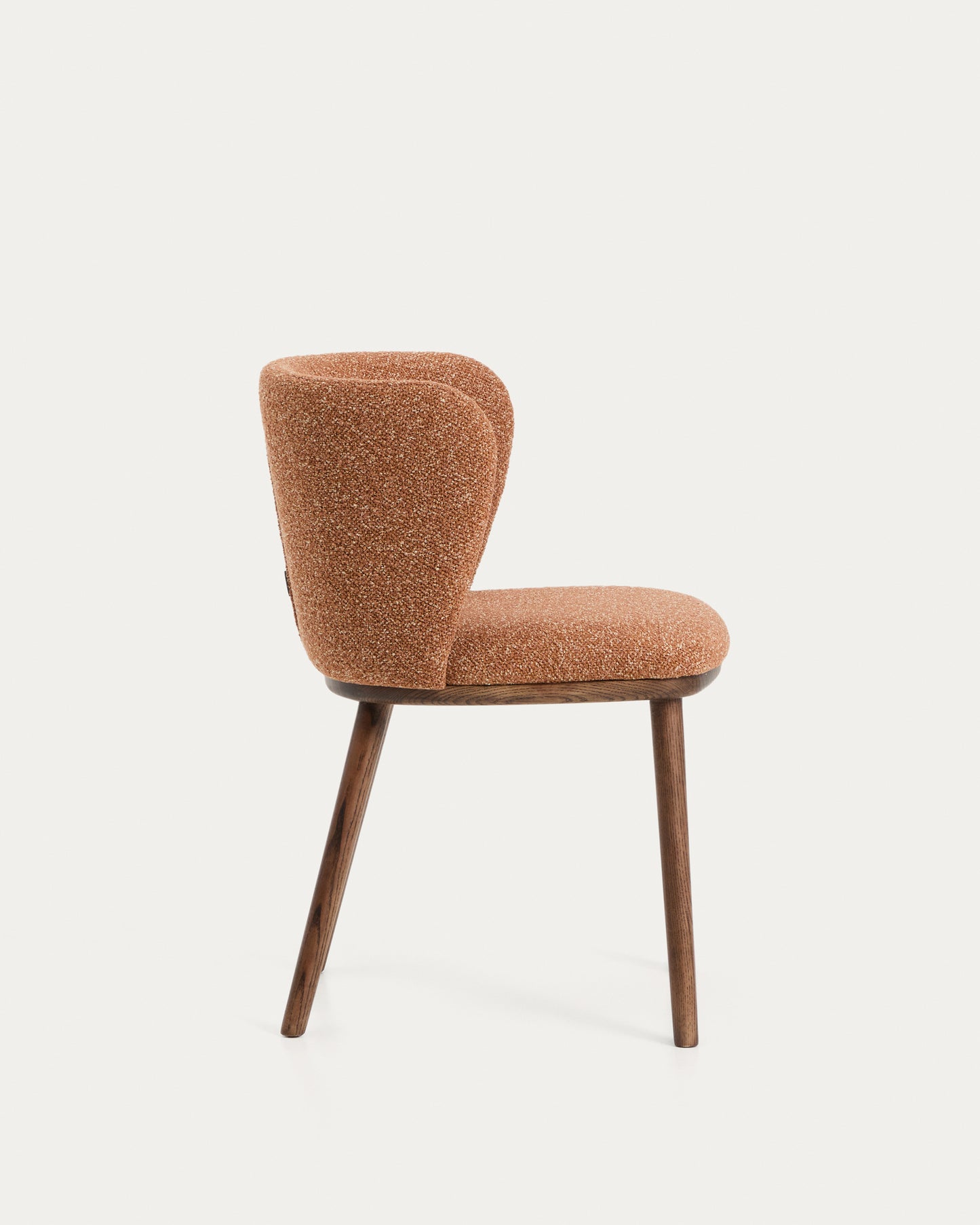 Sedia Ciselia in ciniglia spessa terracotta e gambe in legno massiccio di frassino con finitura noce