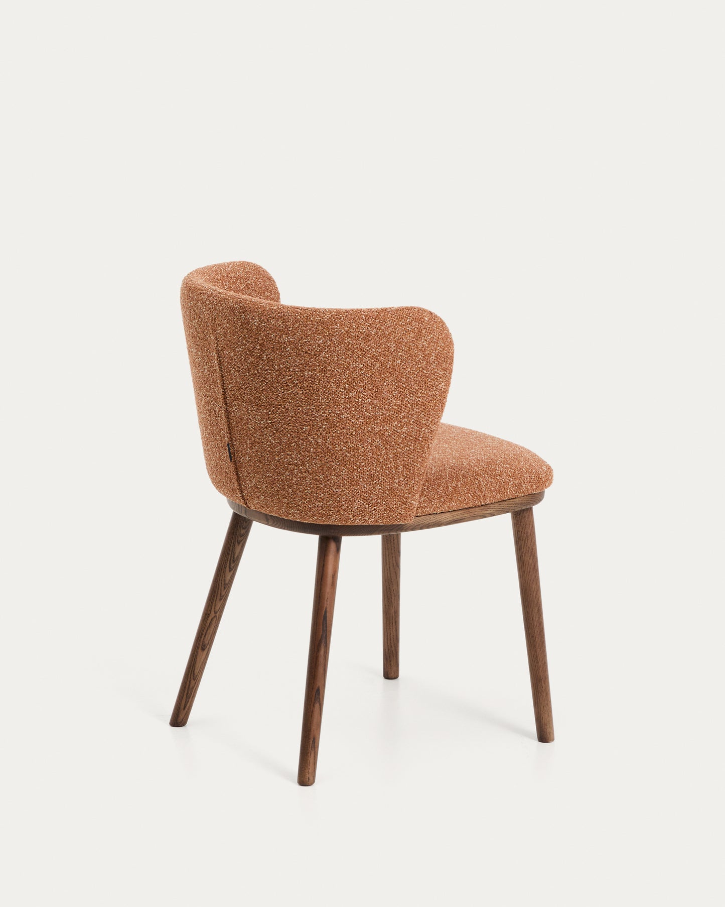 Sedia Ciselia in ciniglia spessa terracotta e gambe in legno massiccio di frassino con finitura noce