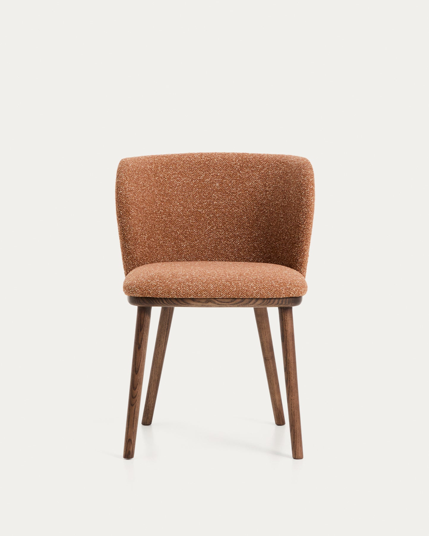 Sedia Ciselia in ciniglia spessa terracotta e gambe in legno massiccio di frassino con finitura noce