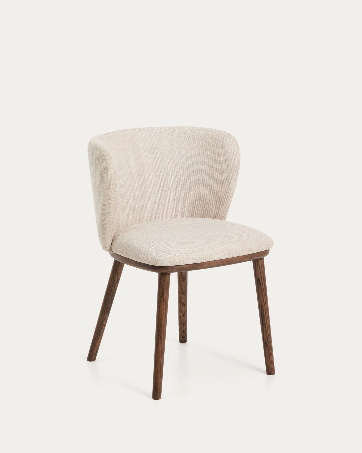 Sedia Ciselia in ciniglia beige e gambe in legno massiccio di frassino con finitura noce
