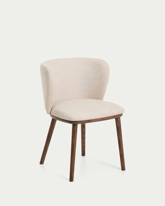 Sedia Ciselia in ciniglia beige e gambe in legno massiccio di frassino con finitura noce