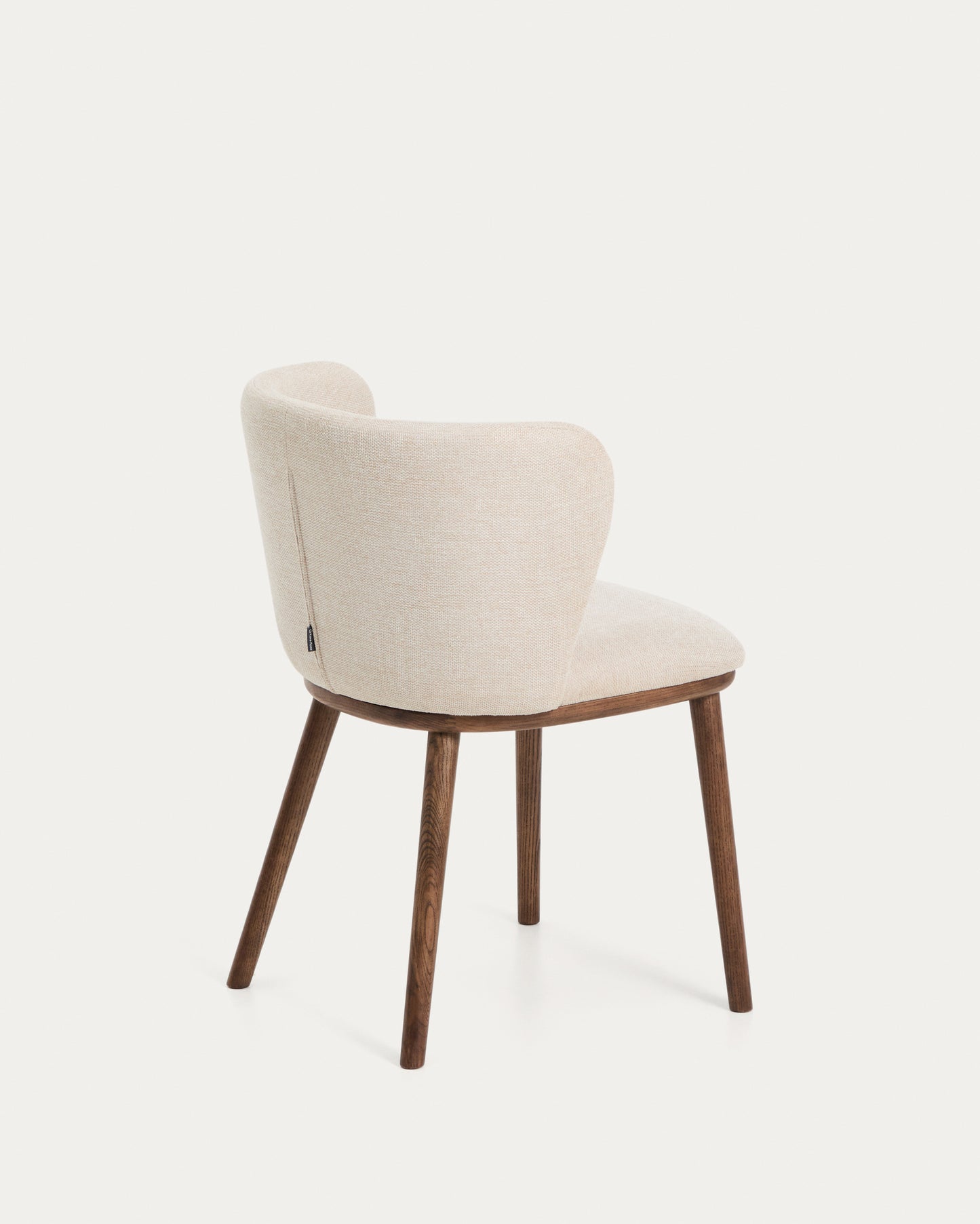 Sedia Ciselia in ciniglia beige e gambe in legno massiccio di frassino con finitura noce