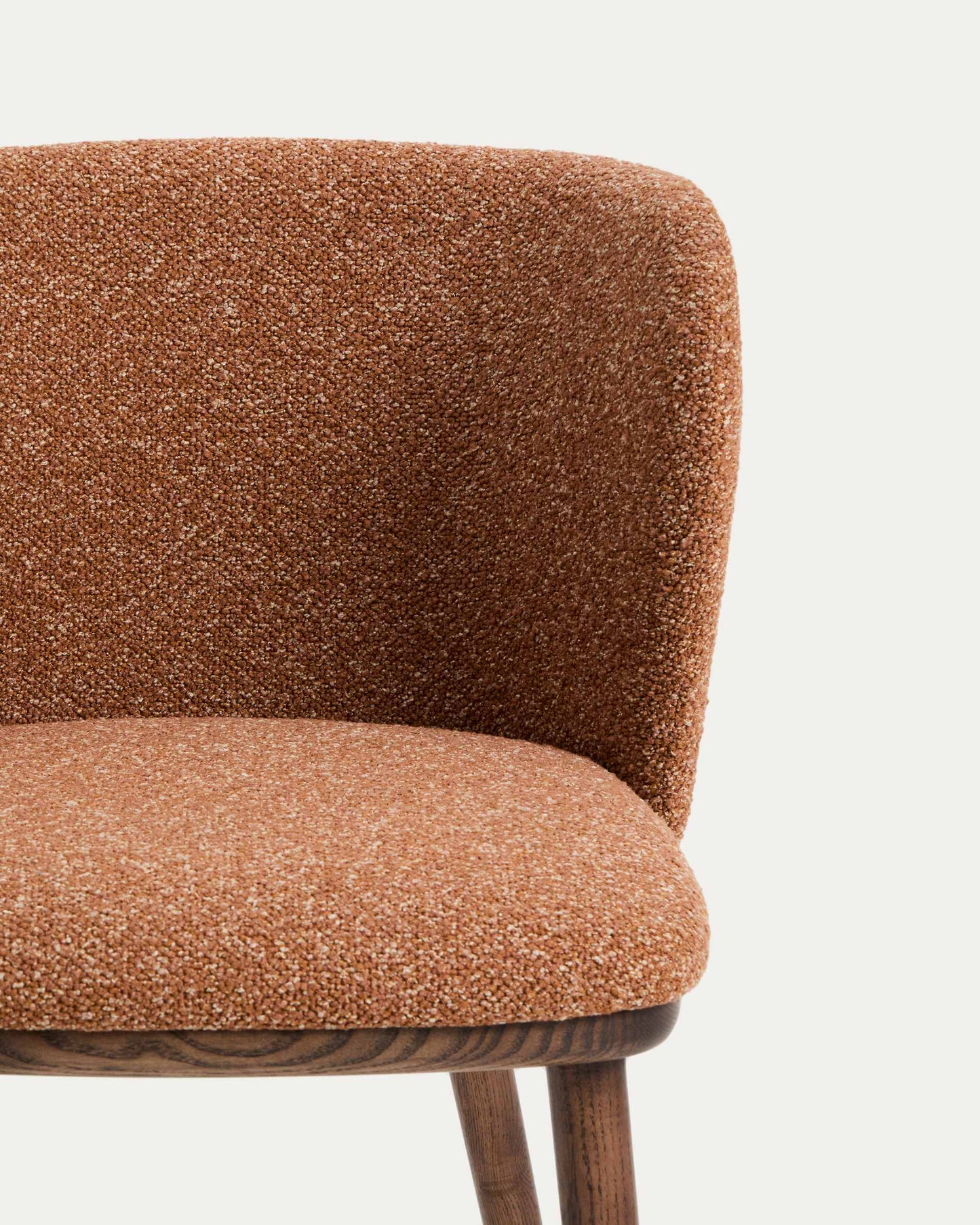 Sgabello Ciselia in ciniglia spessa terracotta e gambe in legno massiccio di frassino con finitura noce 65 cm