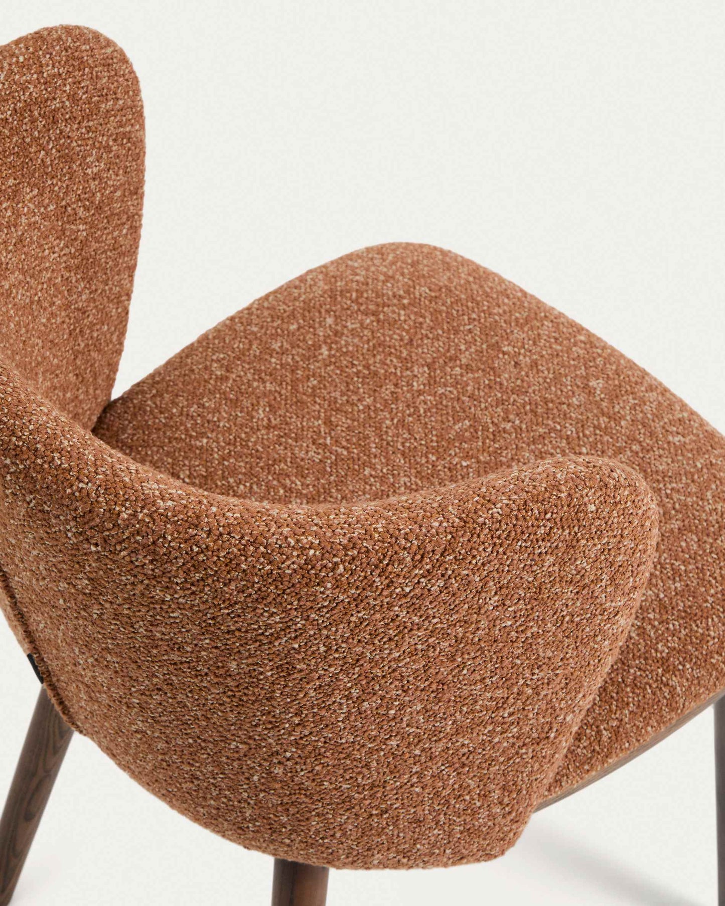 Sgabello Ciselia in ciniglia spessa terracotta e gambe in legno massiccio di frassino con finitura noce 65 cm