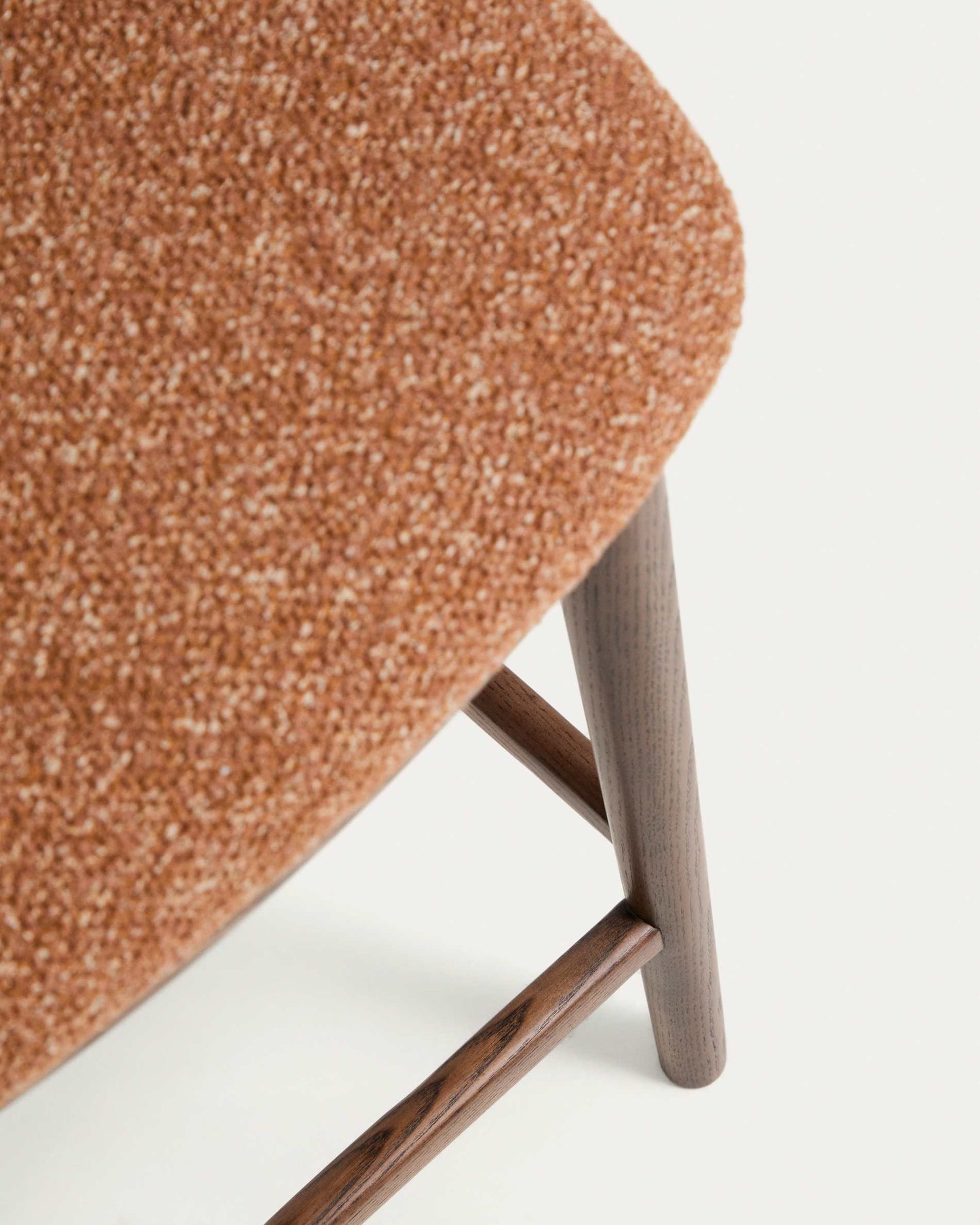 Sgabello Ciselia in ciniglia spessa terracotta e gambe in legno massiccio di frassino con finitura noce 65 cm