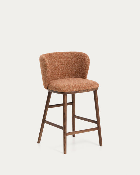Sgabello Ciselia in ciniglia spessa terracotta e gambe in legno massiccio di frassino con finitura noce 65 cm