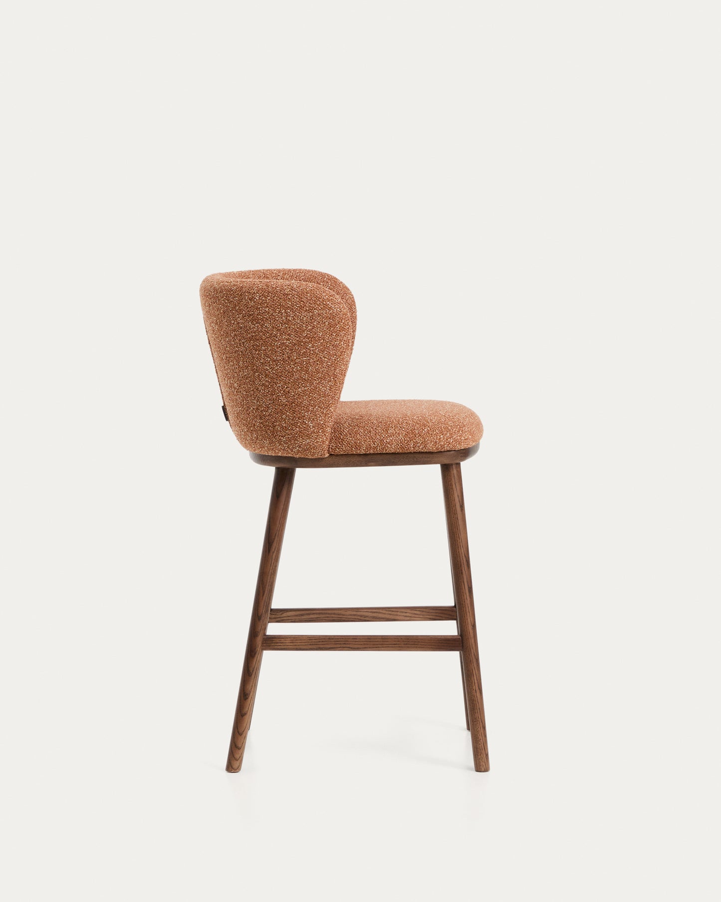 Sgabello Ciselia in ciniglia spessa terracotta e gambe in legno massiccio di frassino con finitura noce 65 cm