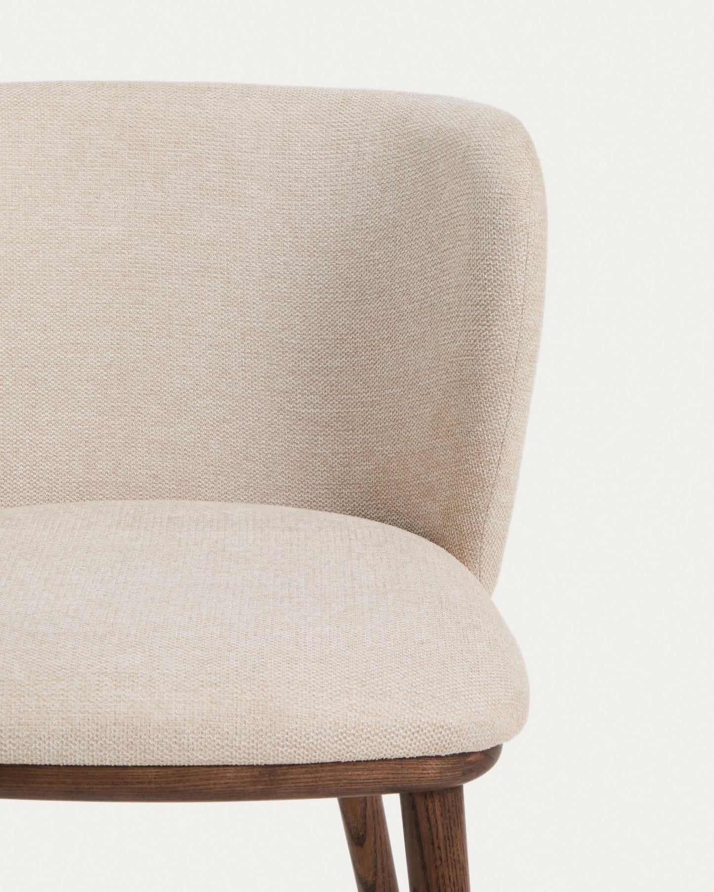 Sgabello Ciselia in ciniglia beige e gambe in legno massiccio di frassino con finitura noce 65 cm