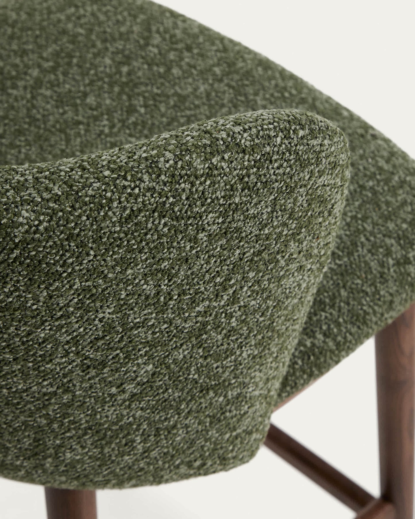 Sgabello Ciselia in ciniglia spessa verde scuro e gambe in legno massiccio di frassino con finitura noce 75 cm