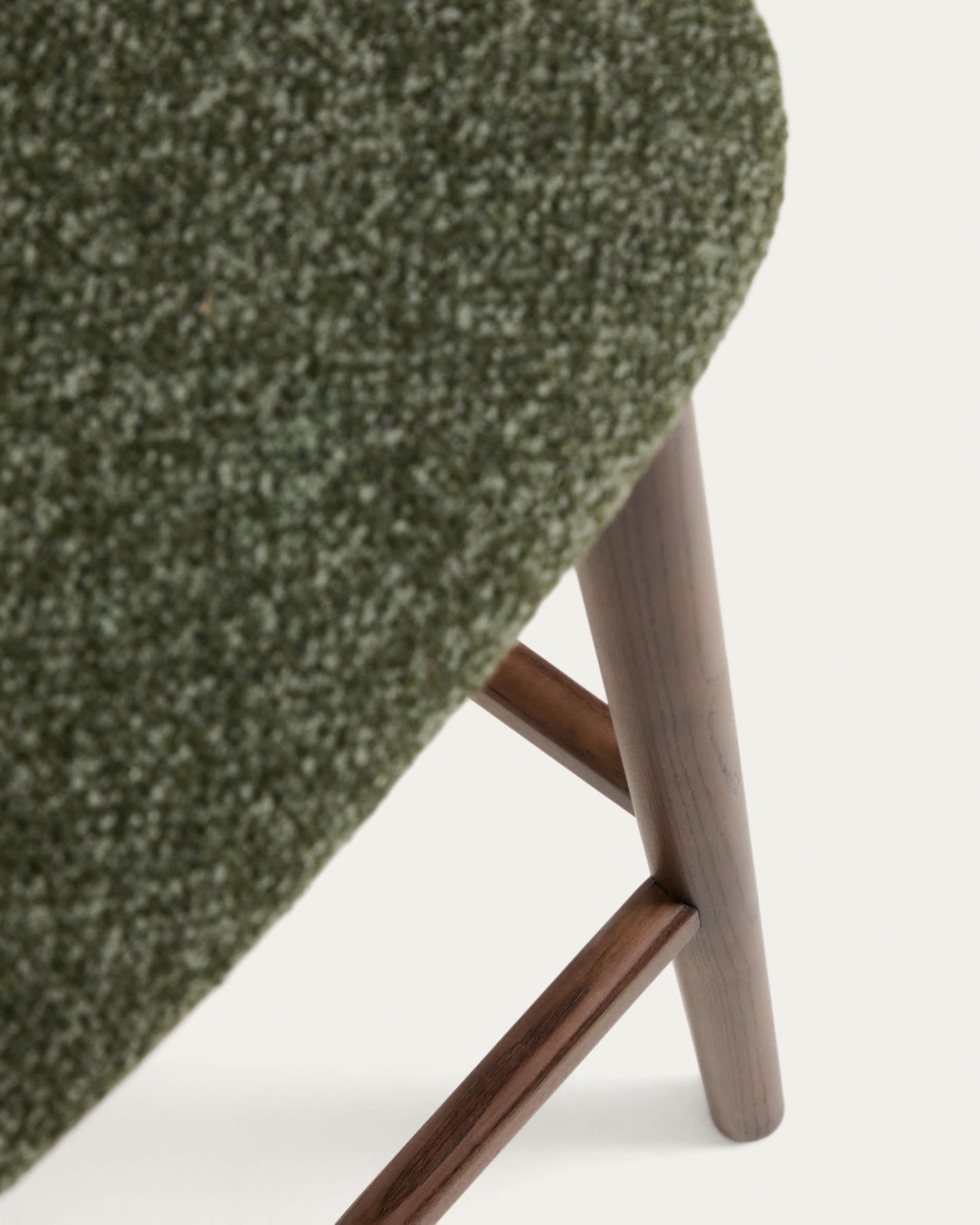 Sgabello Ciselia in ciniglia spessa verde scuro e gambe in legno massiccio di frassino con finitura noce 75 cm