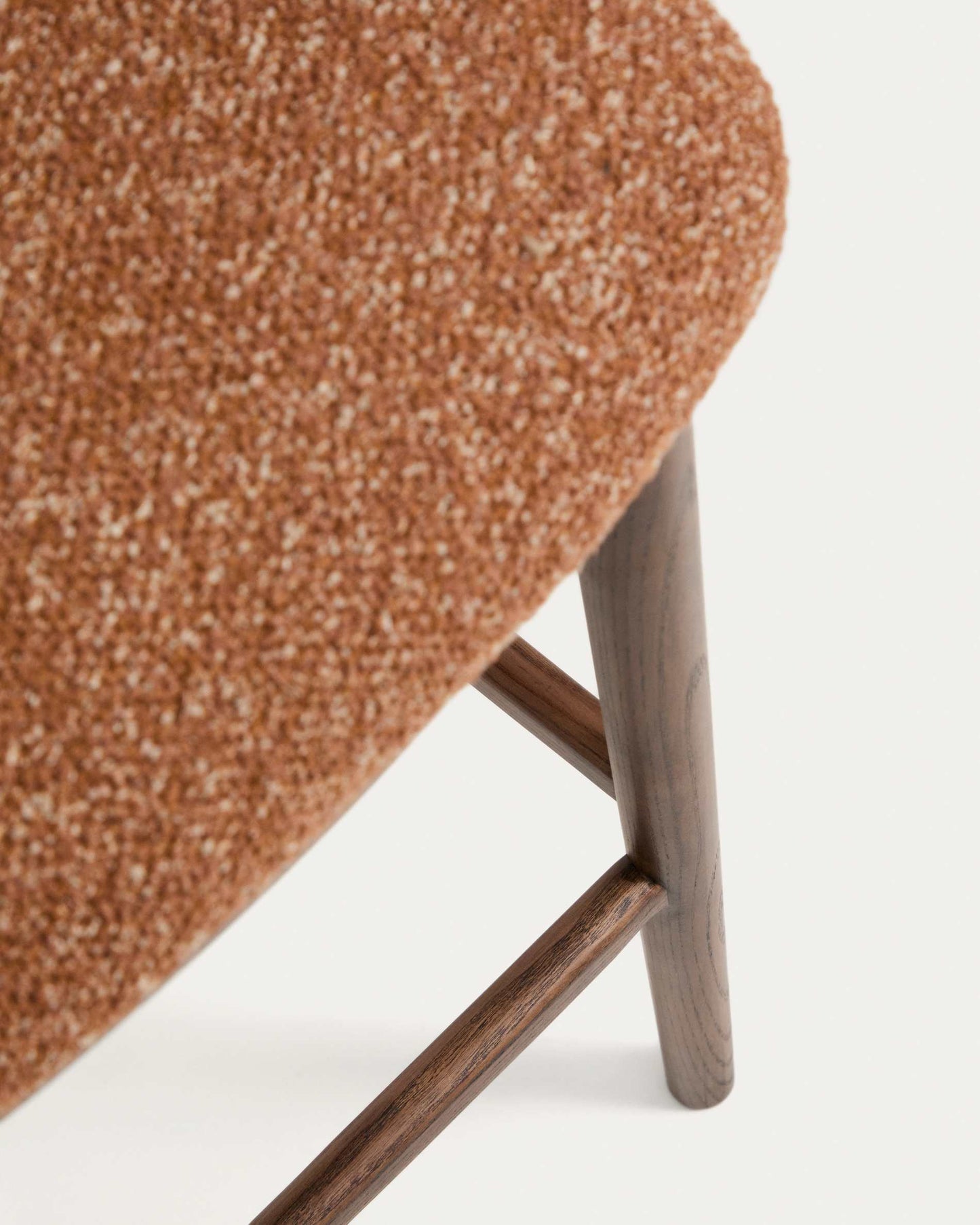 Sgabello Ciselia in ciniglia spessa terracotta e gambe in legno massiccio di frassino con finitura noce 75 cm