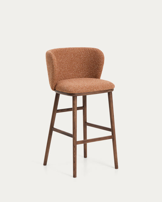 Sgabello Ciselia in ciniglia spessa terracotta e gambe in legno massiccio di frassino con finitura noce 75 cm