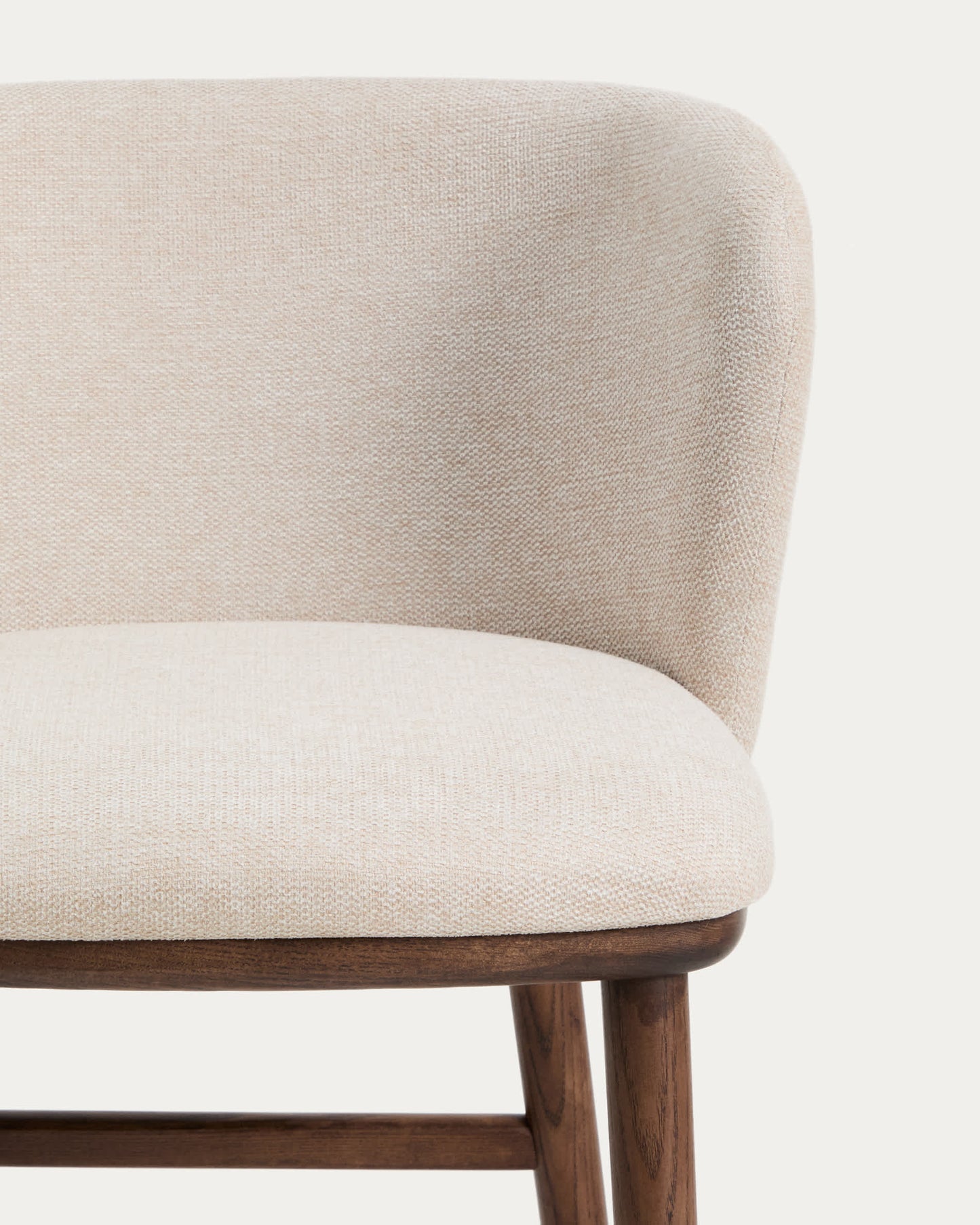 Sgabello Ciselia in ciniglia beige e gambe in legno massiccio di frassino con finitura noce 75 cm