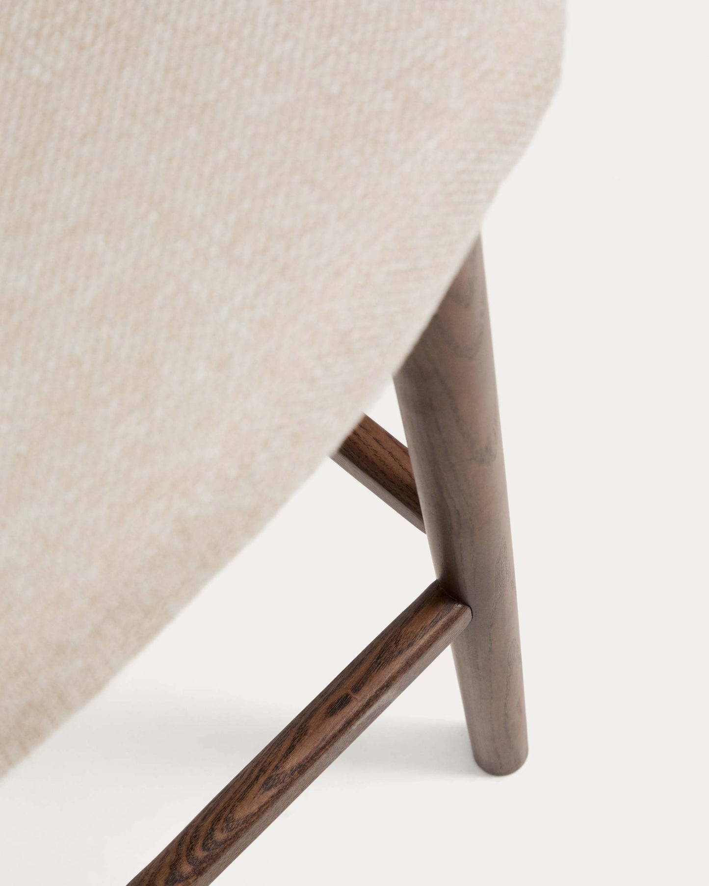 Sgabello Ciselia in ciniglia beige e gambe in legno massiccio di frassino con finitura noce 75 cm