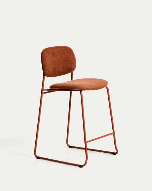 Sgabello impilabile Meli in ciniglia terracotta e gambe in metallo terracotta FSC Mix Credit 65 cm