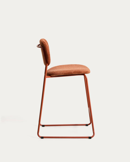 Sgabello impilabile Meli in ciniglia terracotta e gambe in metallo terracotta FSC Mix Credit 65 cm