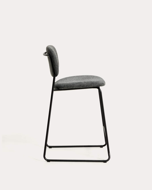 Sgabello impilabile Meli in ciniglia grigia e gambe in metallo grigio FSC Mix Credit 65 cm