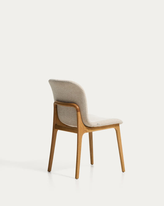 Sedia Elnor in ciniglia beige con gambe in legno massello di rovere con finitura naturale