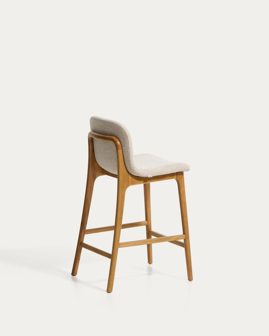 Sgabello Elnor in ciniglia beige con gambe in legno massello di rovere con finitura naturale 65 cm
