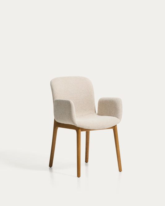 Sedia Elnor in ciniglia beige con braccioli e gambe in legno massello di rovere con finitura naturale