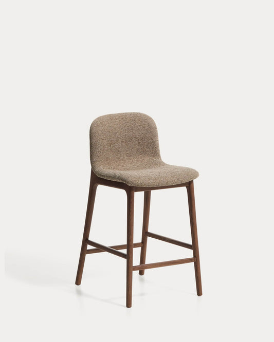 Sgabello Elnor in ciniglia marrone con gambe in legno massello di rovere con finitura noce 65 cm