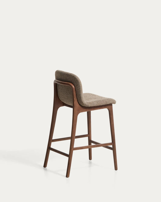 Sgabello Elnor in ciniglia marrone con gambe in legno massello di rovere con finitura noce 65 cm