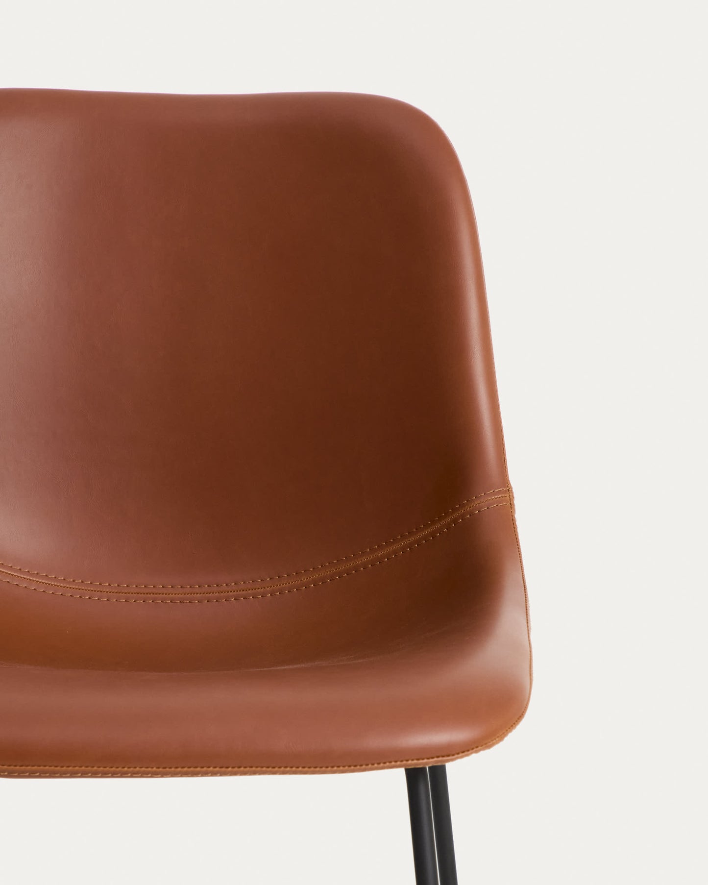 Sedia Zahara in poliuretano marrone con gambe in acciaio rifinito in nero FSC 100%