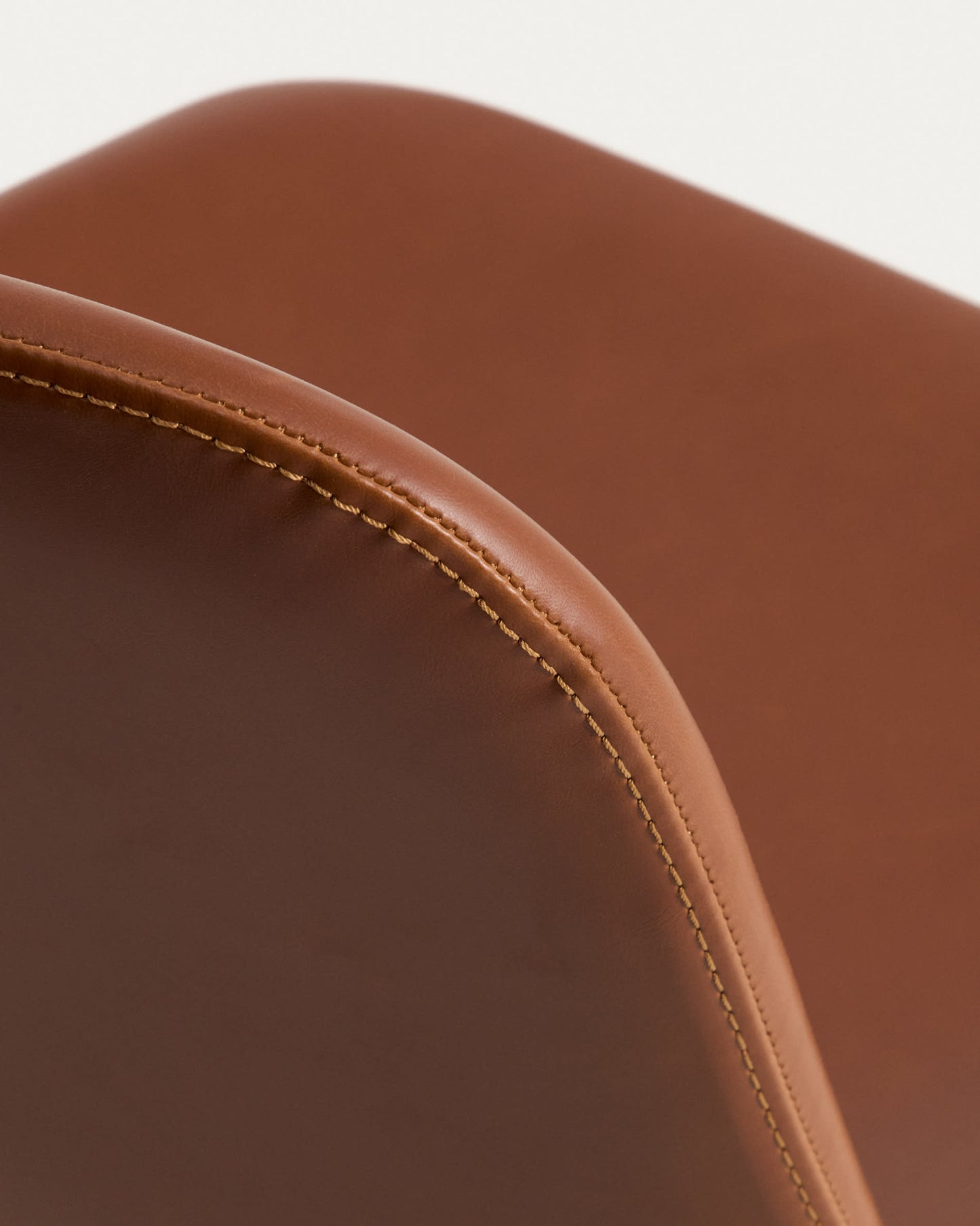 Sedia Zahara in poliuretano marrone con gambe in acciaio rifinito in nero FSC 100%