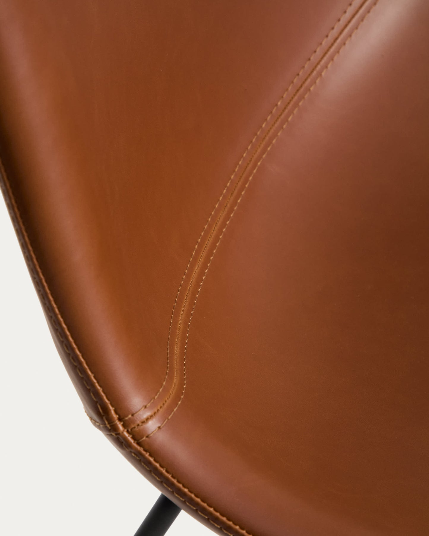 Sedia Zahara in poliuretano marrone con gambe in acciaio rifinito in nero FSC 100%